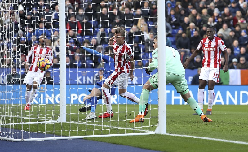 ПЛ: Батленд поклонио гол Лестеру, па донео бод Стоуку